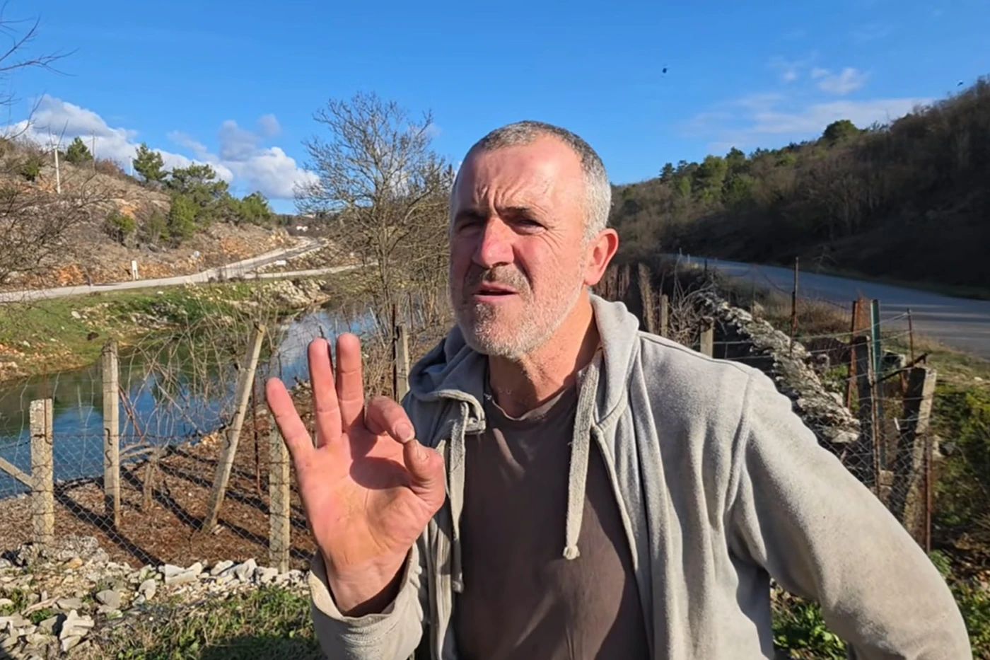 VIDEO | Nema jednu nogu, drži 150 koza i traži treću ženu