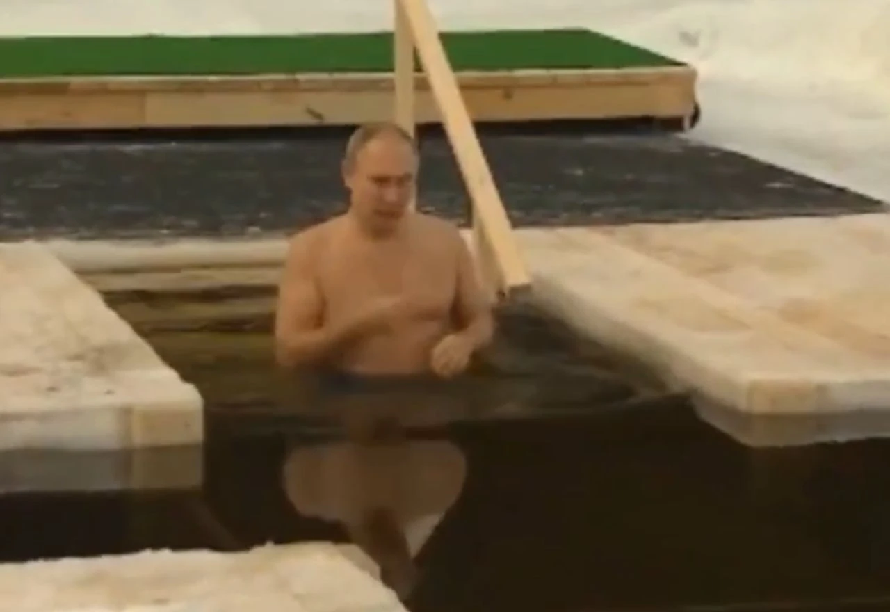 VIDEO | Putin se i ove godine okupao u ledenoj vodi povodom Bogojavljenja