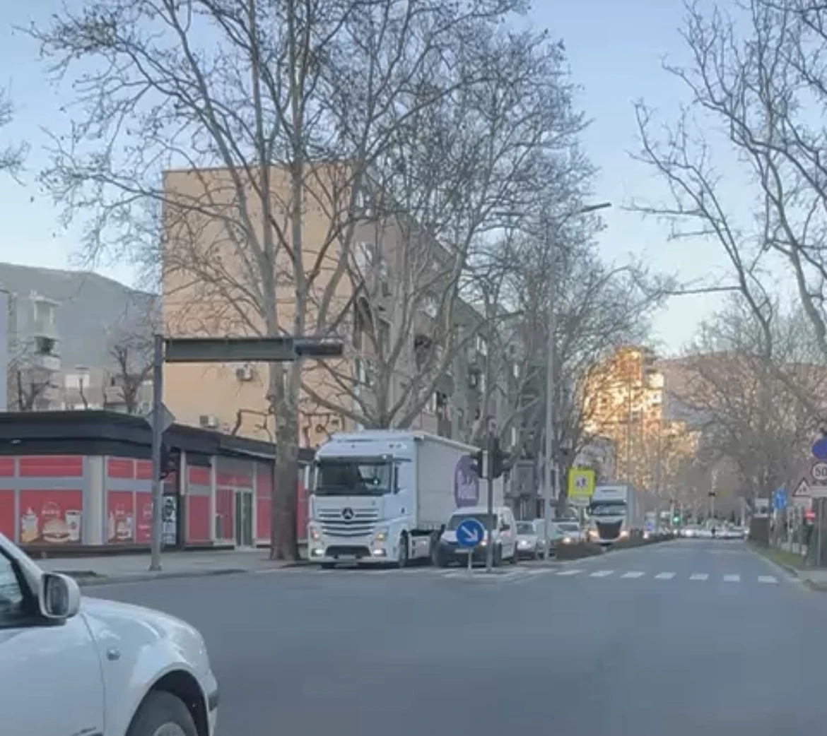 VIDEO | Sudar kamiona i automobila na Aveniji