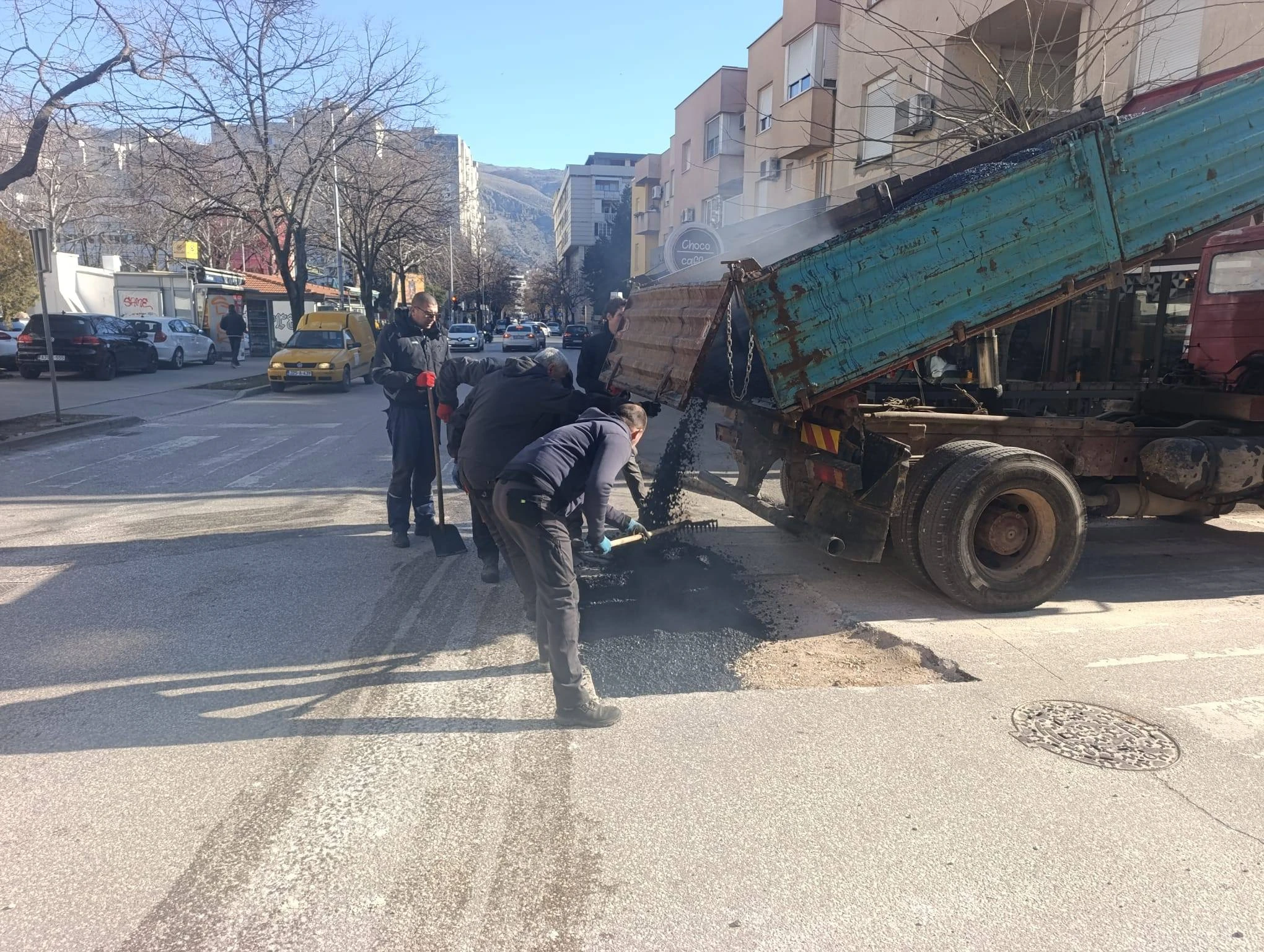 FOTO | Napokon sanirana rupa na cesti kod Mercatora, radovi na više lokacija