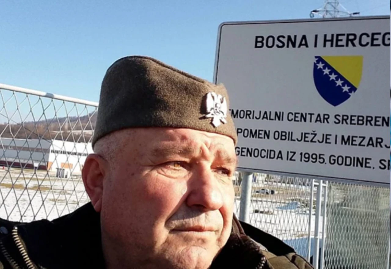 Četnička obilježja ispred Memorijalnog centra Potočari: Uzvikivao da je to srpska zemlja
