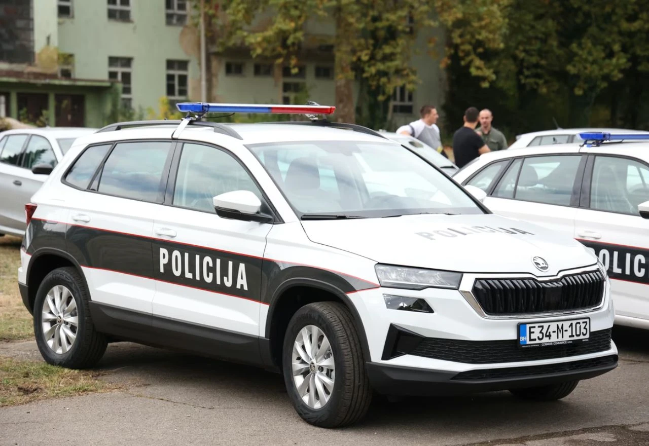 Poginuo 17-godišnji vozač, maloljetni suvozač ozlijeđen u prometnoj nesreći