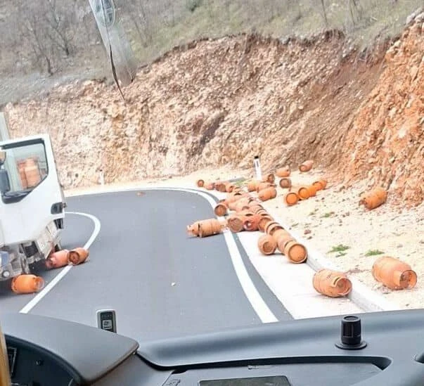 Plinske boce rasute po cesti Mostar – Čitluk
