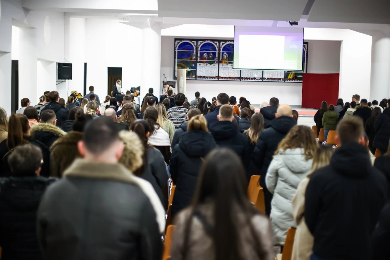FOTO | Mladi i studenti u Mostaru sudjelovali na tribini o egzorcizmu