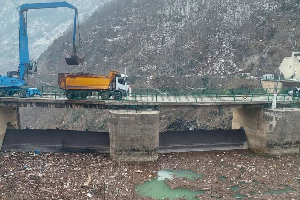 Čisti se plutajući otpad na Jablaničkom jezeru