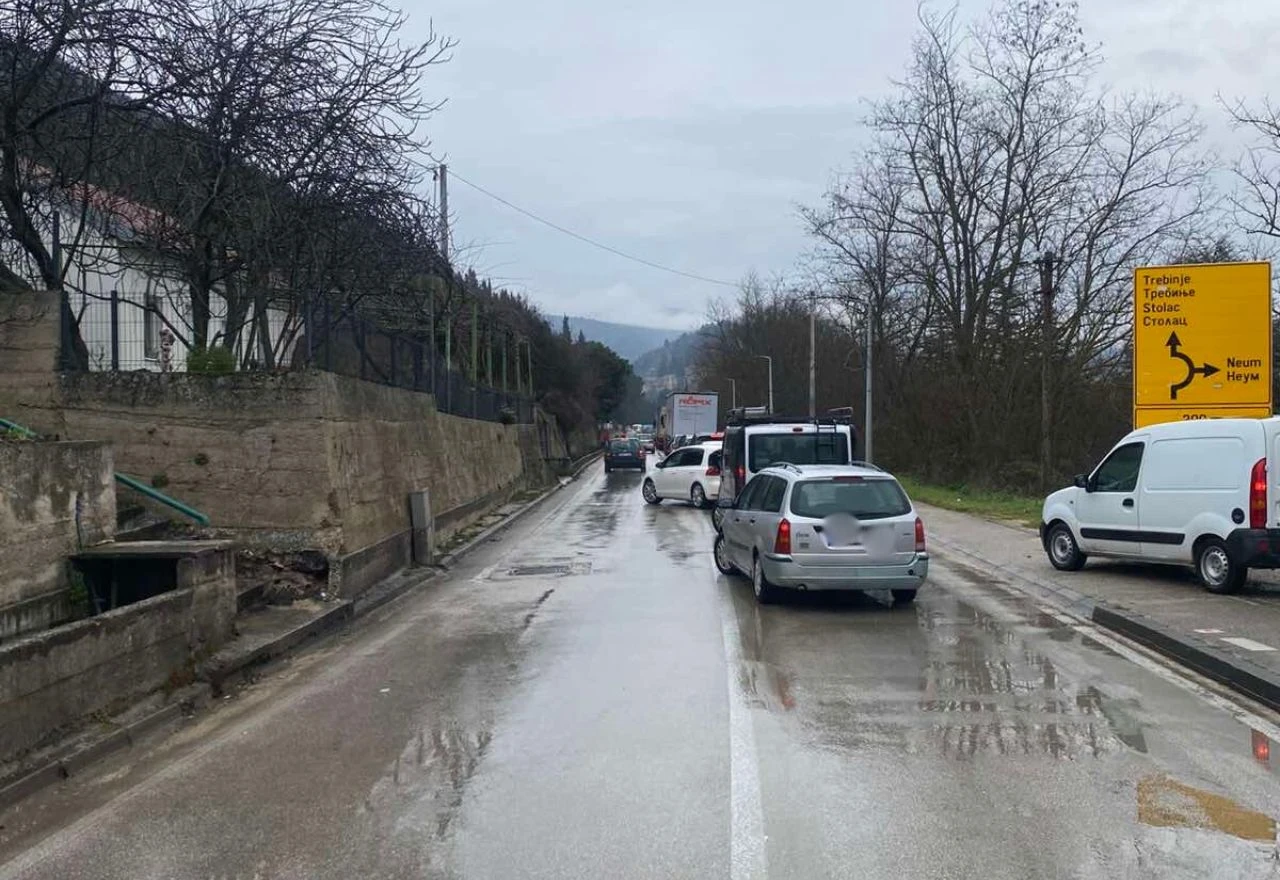 Troje ozlijeđenih u prometnoj nesreći u Stocu