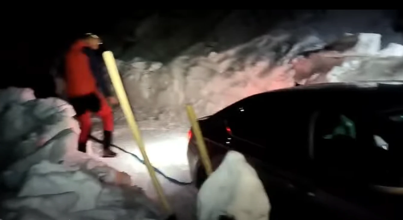 VIDEO | GSS spašava hrvatske državljanje koji su zapeli u snijegu na Prenju