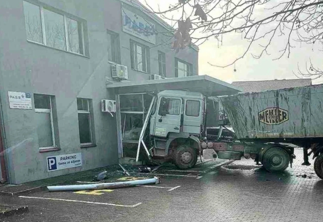 Šleper udario u zgradu poduzeća