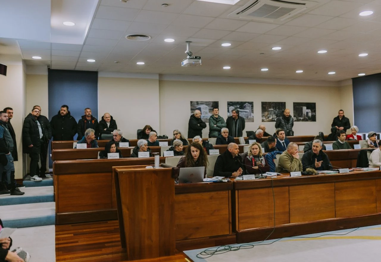 FOTO | Na javnoj raspravi o kontejnerima tražila se stolica više: "Neće svi biti zadovoljni"