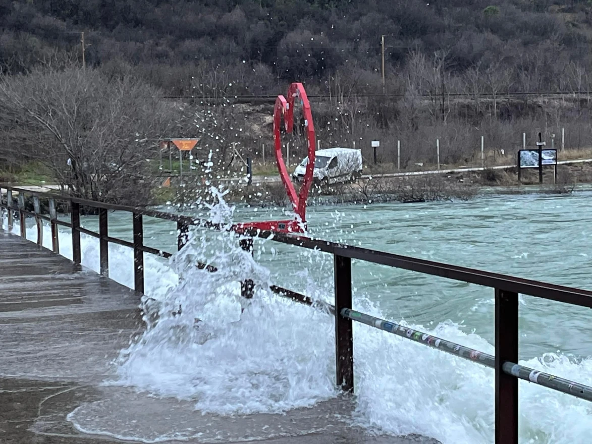 Raste vodostaj Neretve i pritoka, nadležne službe u pripravnosti