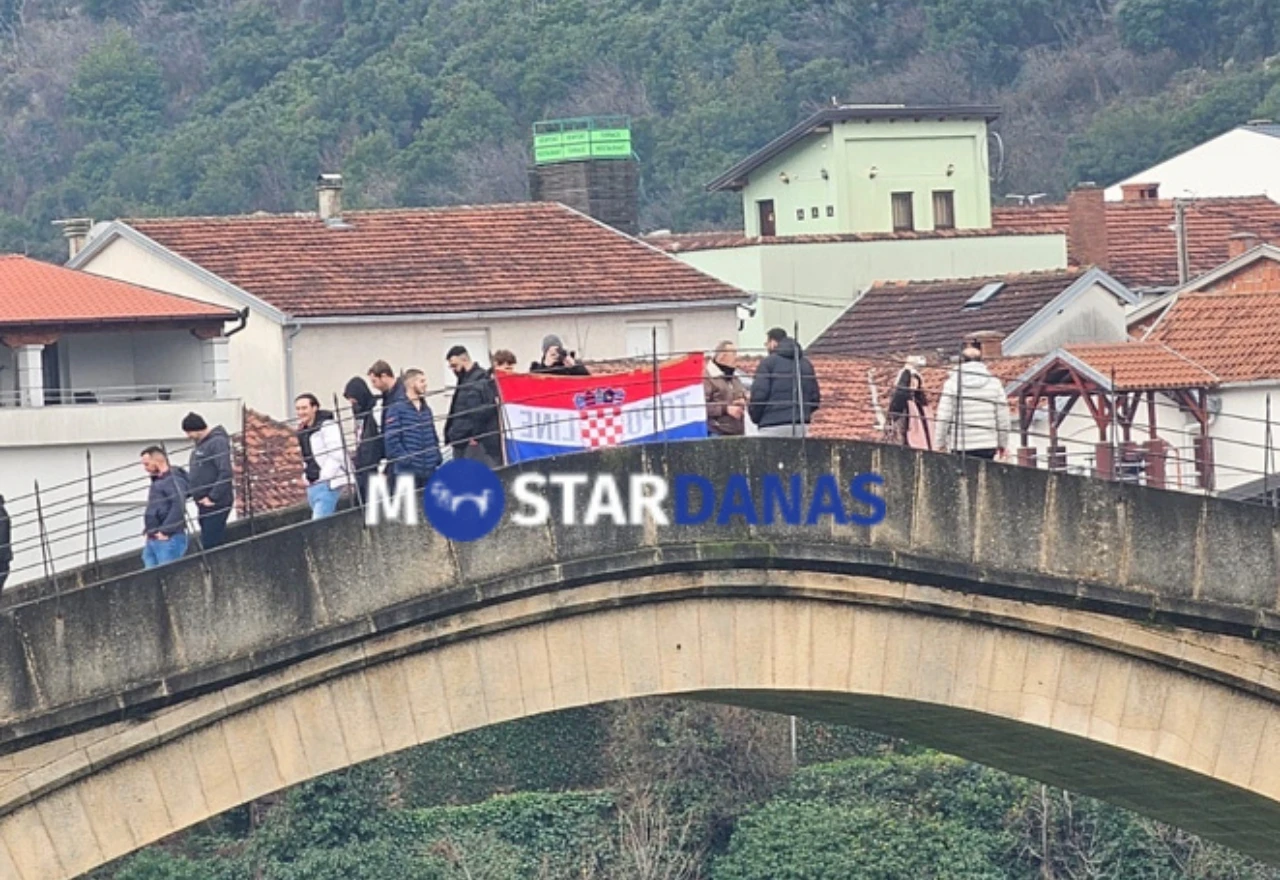 Neobična scena u Mostaru: Zastava Hrvatske na Starom mostu