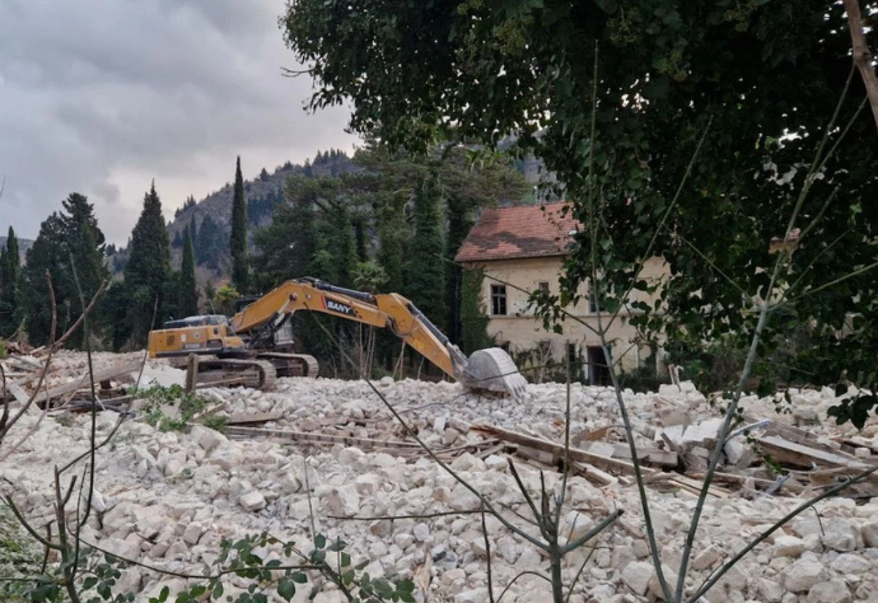 FOTO | Počelo rušenje stare Duhanske stanice u Stocu