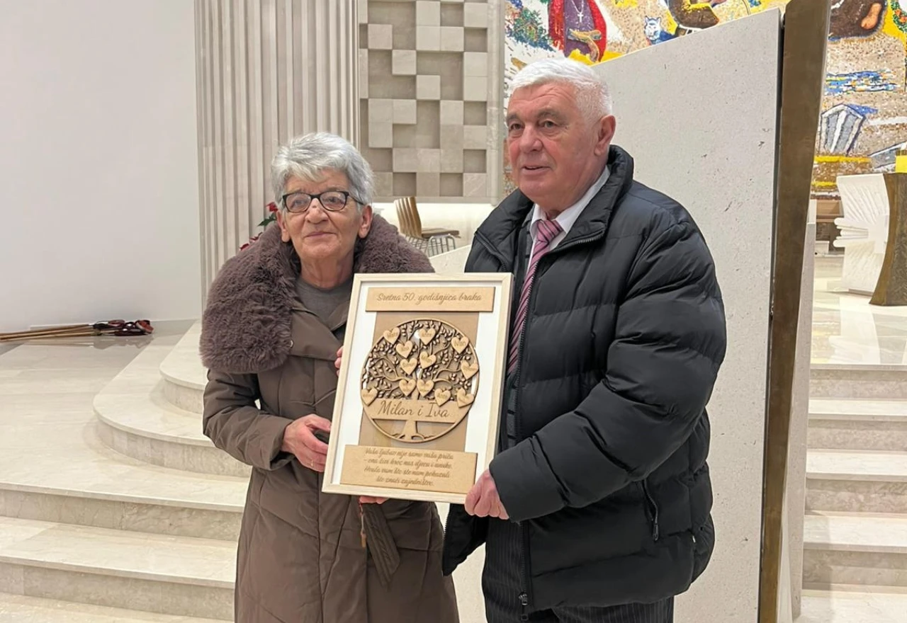 FOTO | Zlatni pir u Posušju: Obitelj Jukić slavila 50 godina sakramentalnog braka