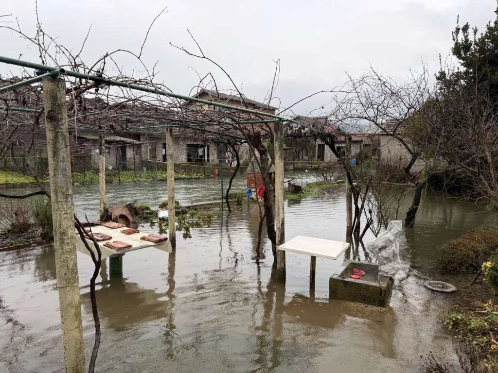 Voda ugrozila kuću kraj Jablanice, poplave po Bosni