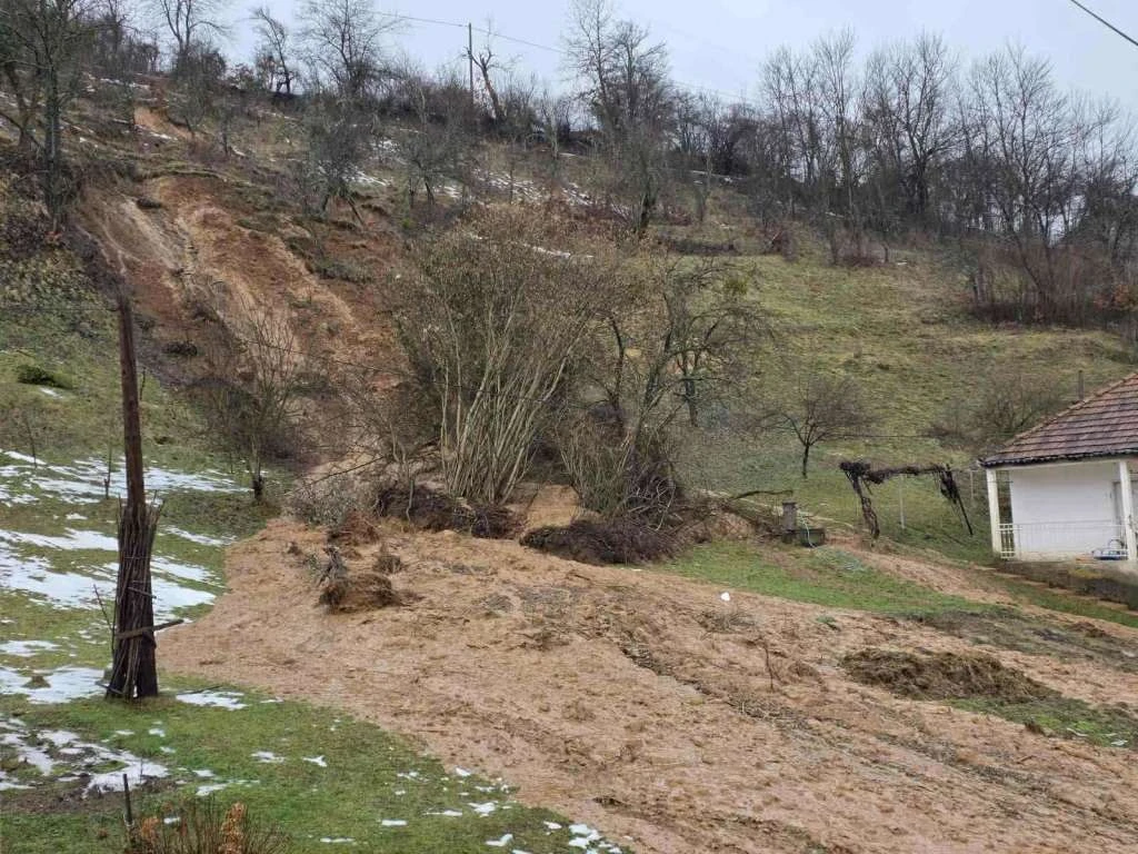 Klizište prijeti kućama