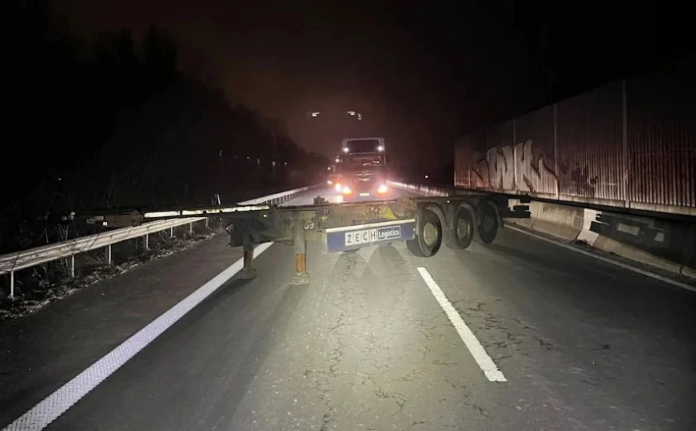 Nepoznati počinitelji ostavili prikolicu tešku nekoliko tona na sred autoceste: "Riječ je o pokušaju ubojstva"