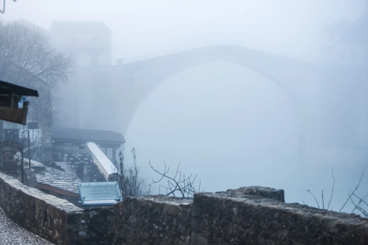 FOTO | Duni vjetre malo s Neretve, pa rastjeraj maglu po Mostaru