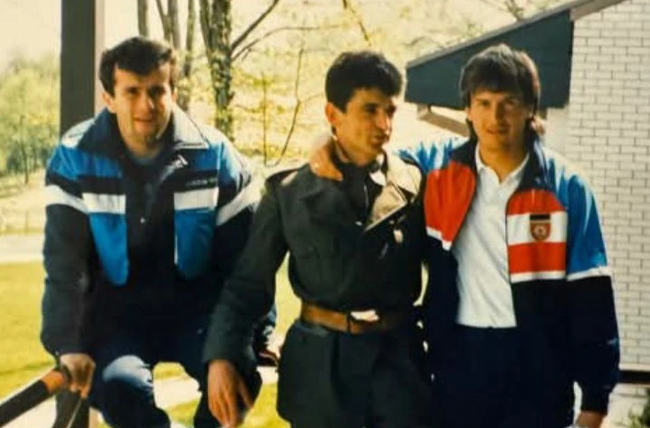 Kad ubojitom centarforu na služenju vojnog roka u posjetu dođu suigrači iz reprezentacije