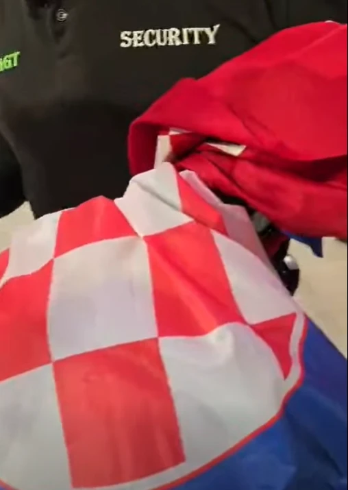 VIDEO | Hrvatskim navijačima uoči utakmice zabranili unošenje zastava
