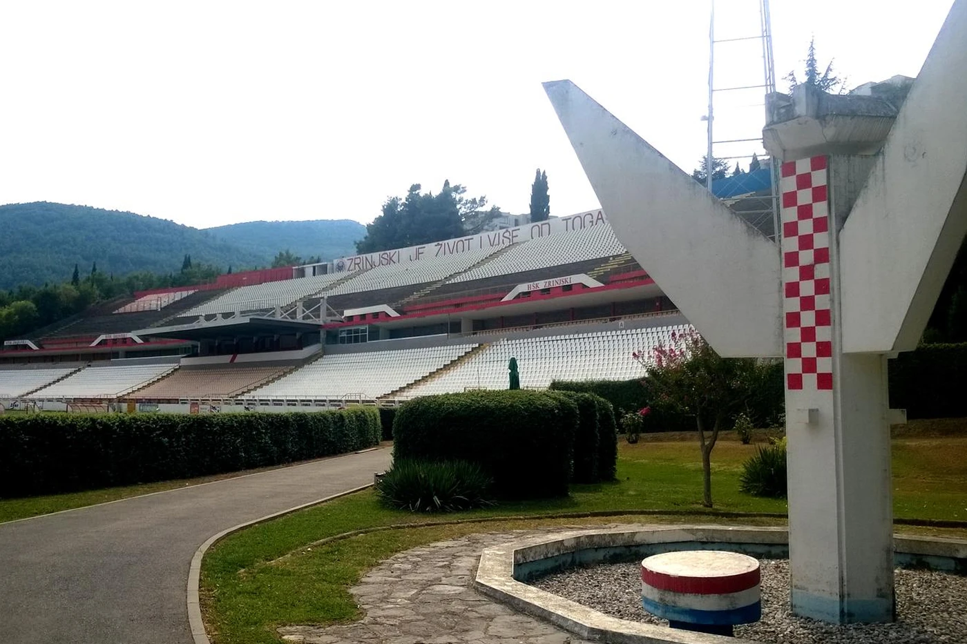 Oglasio se Zrinjski: Uklonjena instalacija nije spomenik, stadion se prilagođava UEFA pravilima
