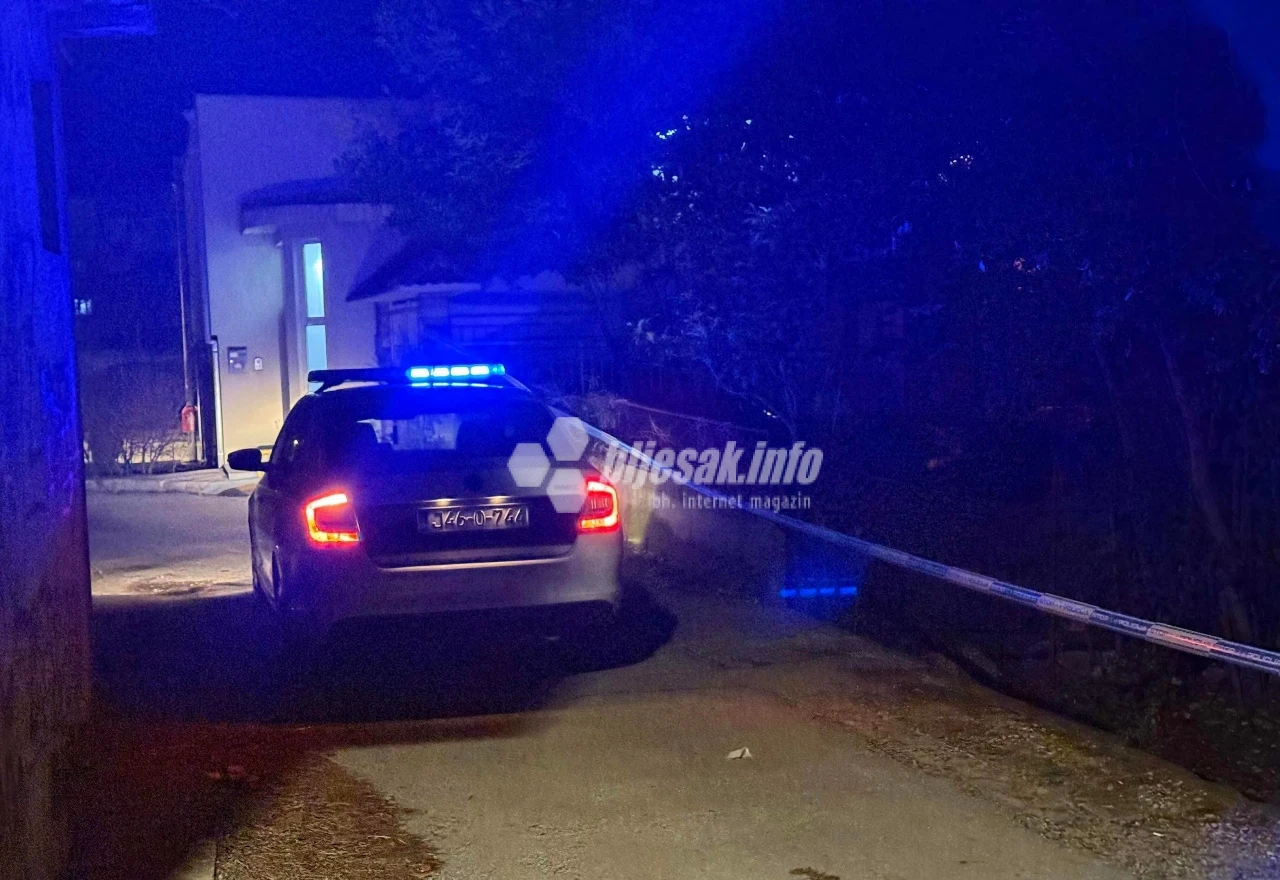 Pucnjava se u subotu dogodila u Ulici Ante Starčevića u Mostaru. Policijski službenici provode očevid.