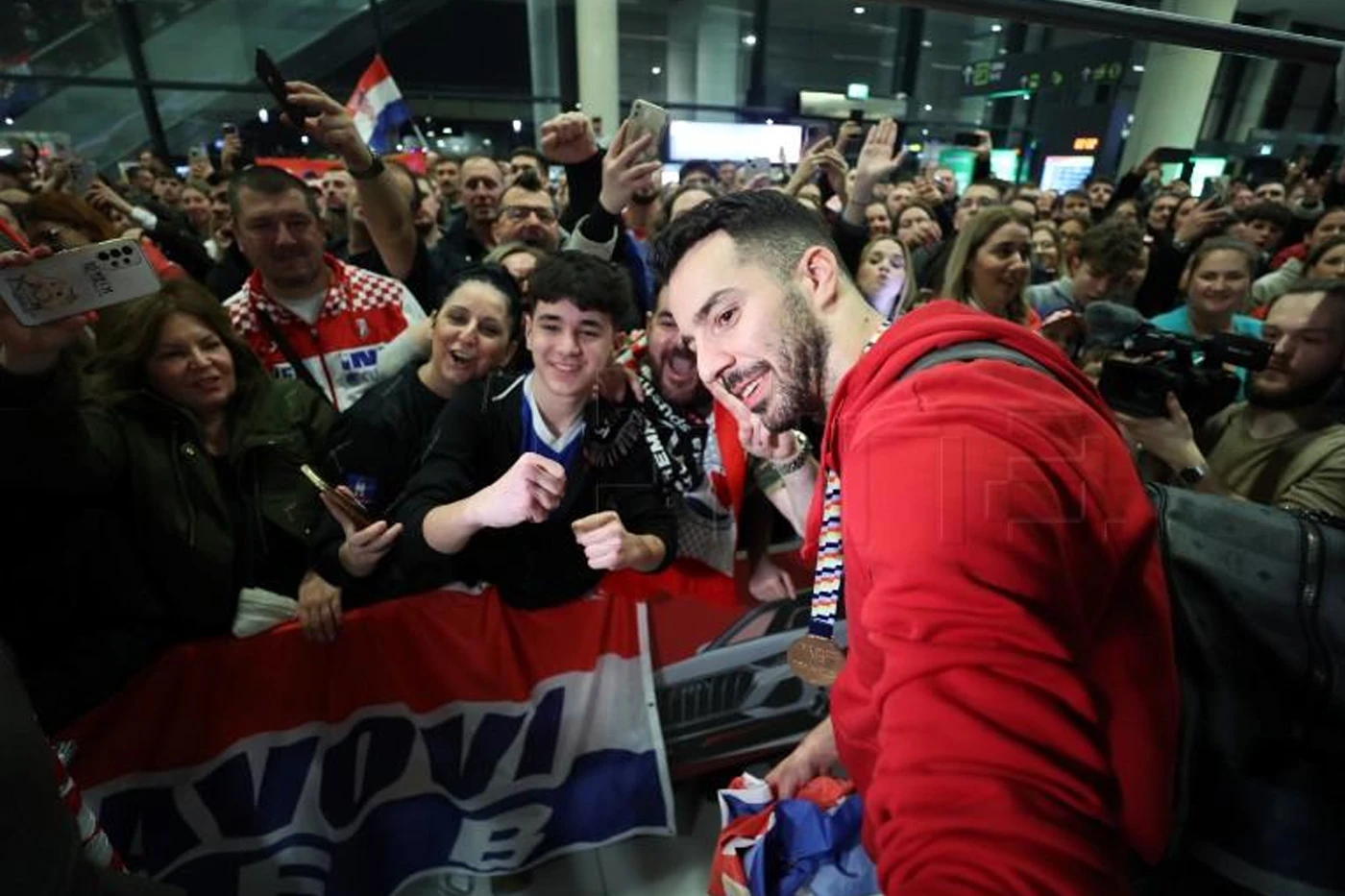 Brončani rukometaši sletjeli u Zagreb, navijači ih čekali u zračnoj luci