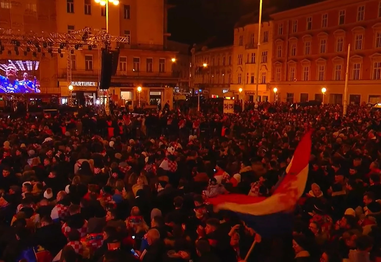 Doček rukometaša: Navijači ogrnuti hrvatskim zastavama pristižu sa svih strana
