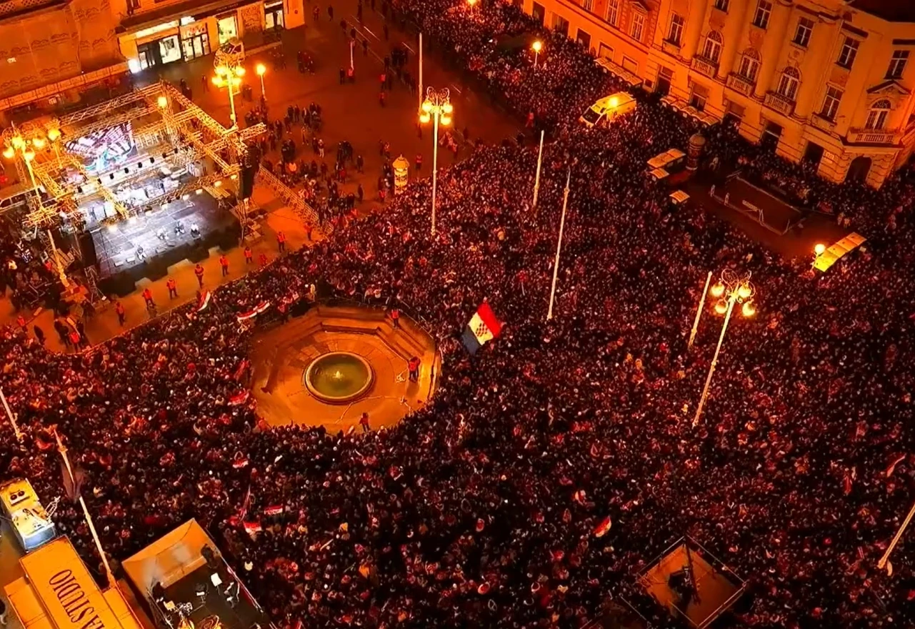 Pogledajte atmosferu na trgu kad je krenula Moja domovina