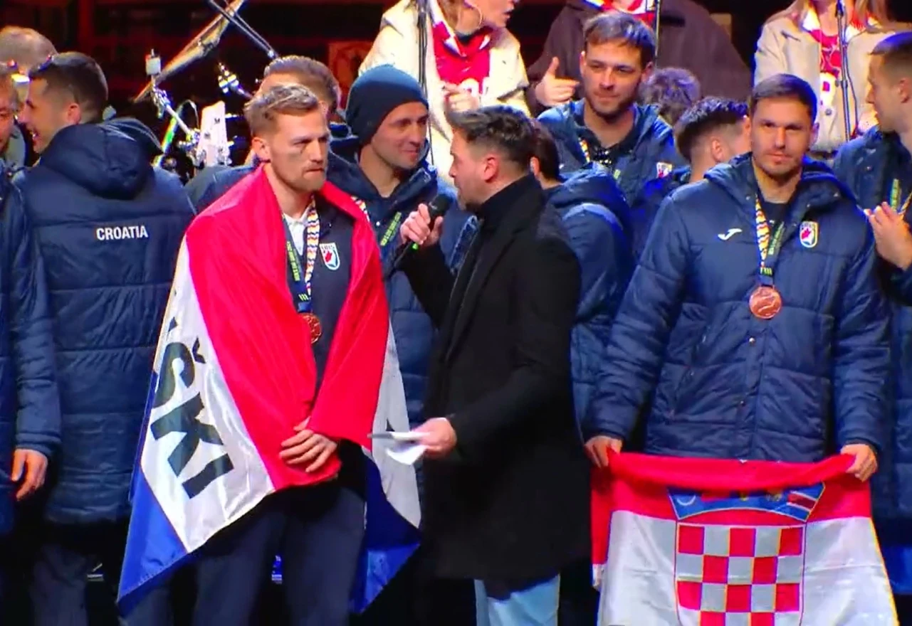 Hrvatski rukometaši stigli na Trg, navijači ih dočekali ovacijama
