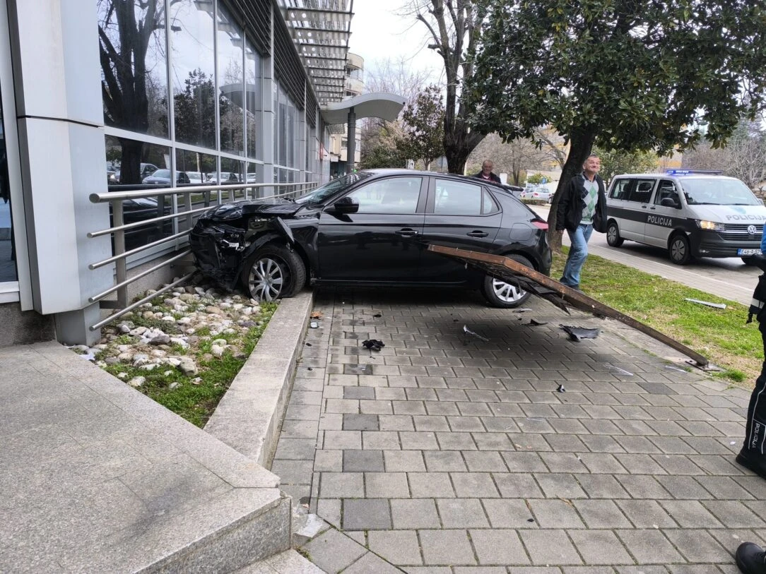 Automobilom se zabila u zgradu Pošte u Čapljini