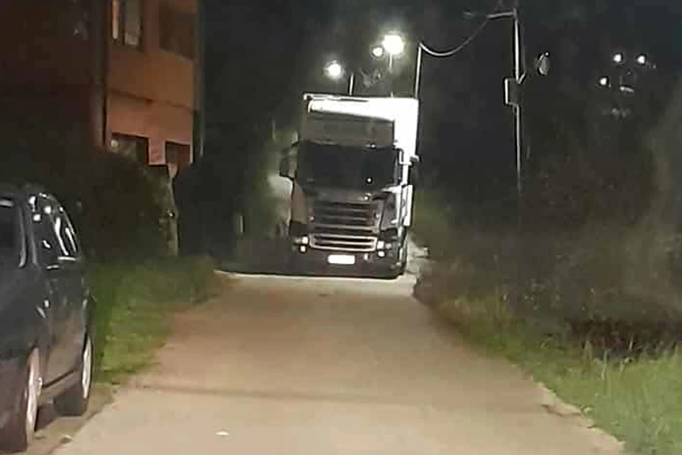 Šleper se "usudio probati" uske ulice u Ljubuškom, sada ne može natrag