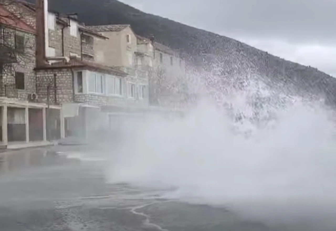 VIDEO | Poplavljene obale Dalmacije: Valovi dosegnuli visinu od osam metara