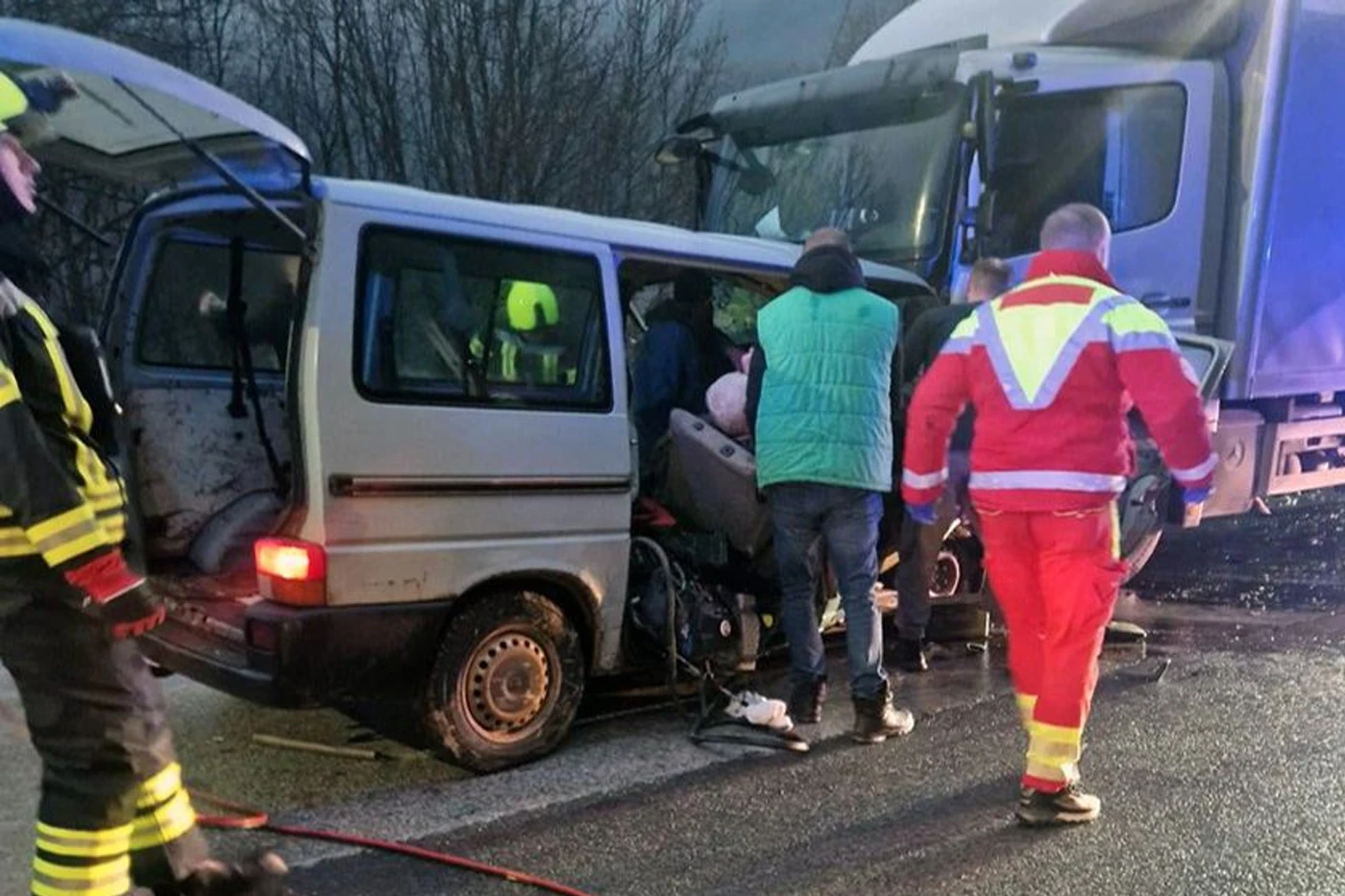 Jedna osoba poginula, a šestero ozlijeđeno u prometnoj nesreći kod Sarajeva