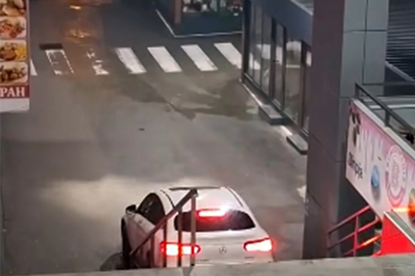 VIDEO Popio pa se odvažio: Skupocjenim Mercedesom niz stubište