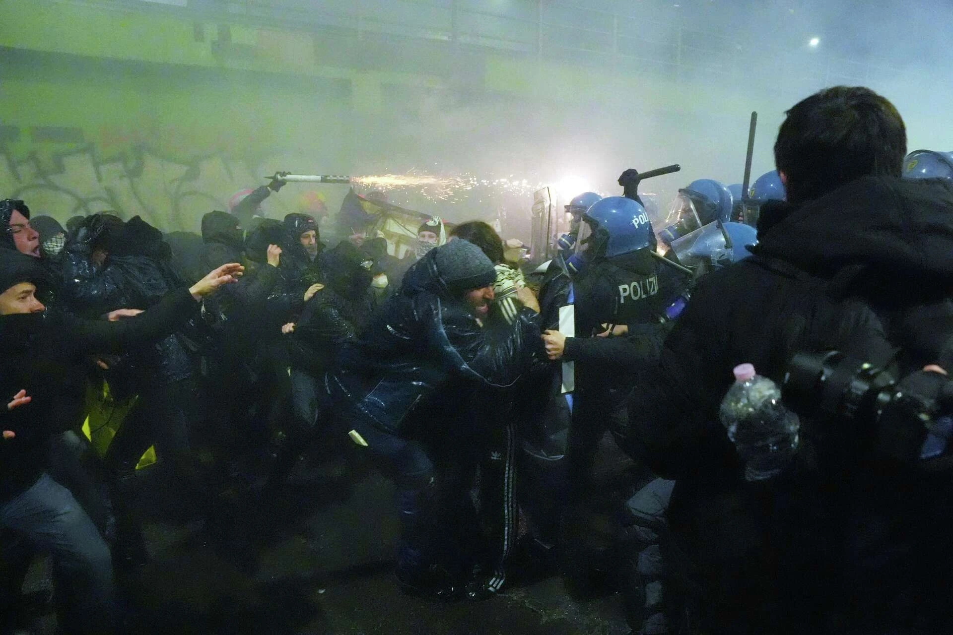 Opsadno stanje na ulicama Milana, žestoki sukobi policije i prosvjednika protiv organizacije igara