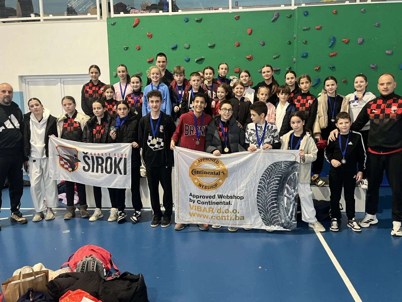 Berba medalja za članove Karate kluba Široki, osvojili ih 36
