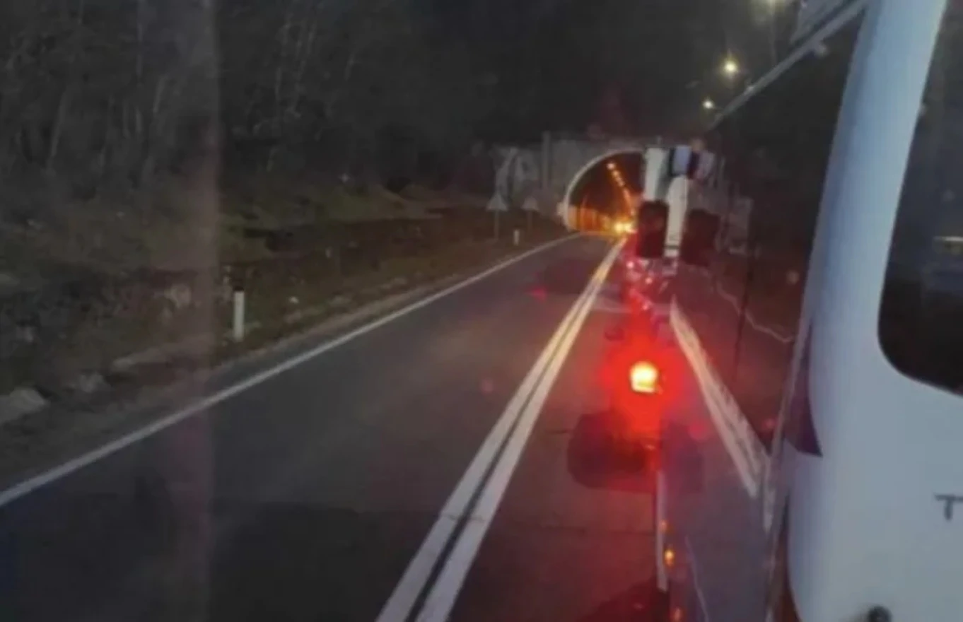Sudar dva kamiona u tunelu Karaula