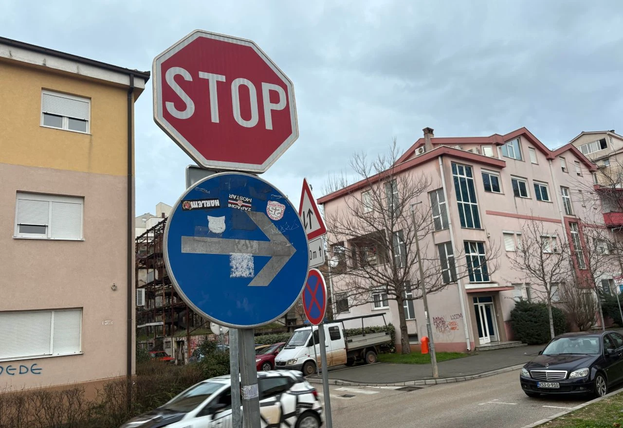 Znakovi koji su ranije vodili lijevo sada pokazuju obvezno skretanje udesno i obrnuto.