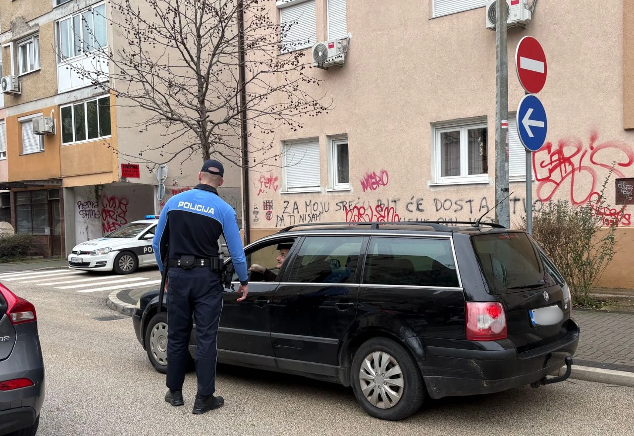 FOTO | Od novih prometnih znakova u Zagrebačkoj ulici Mostarci imaju znakove upitnika iznad glave