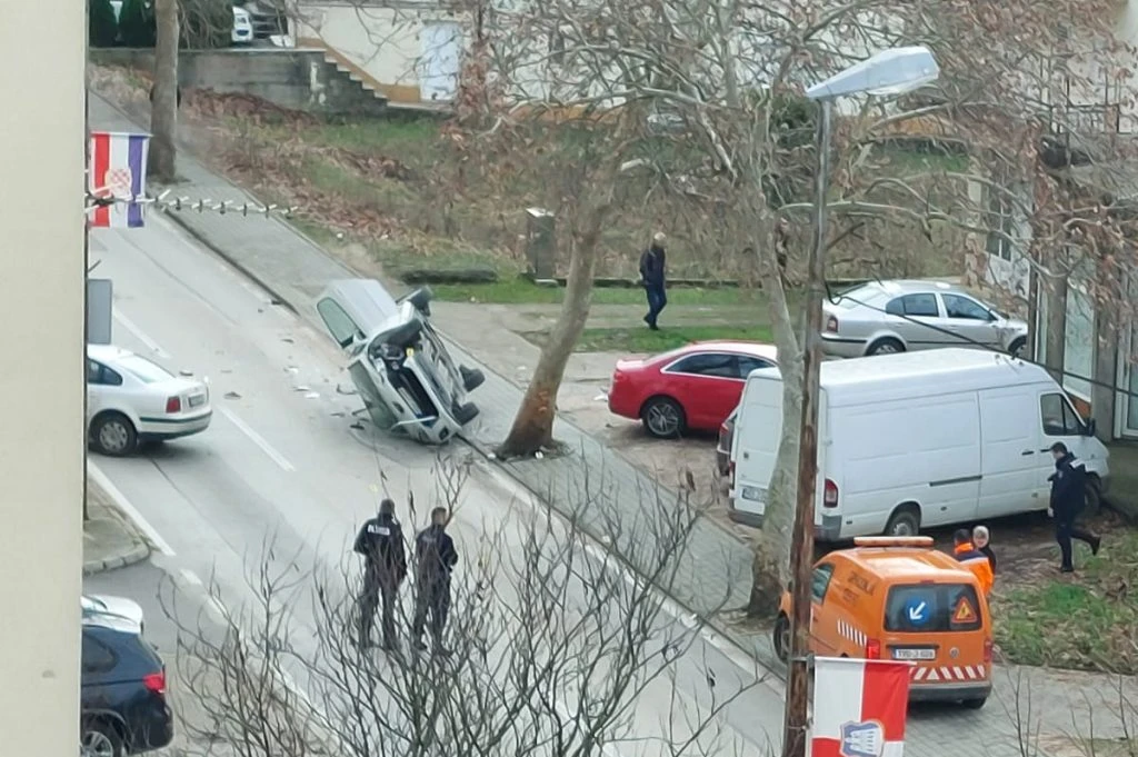 Teška prometna nesreća u Grudama: Od siline udara automobil završio na boku