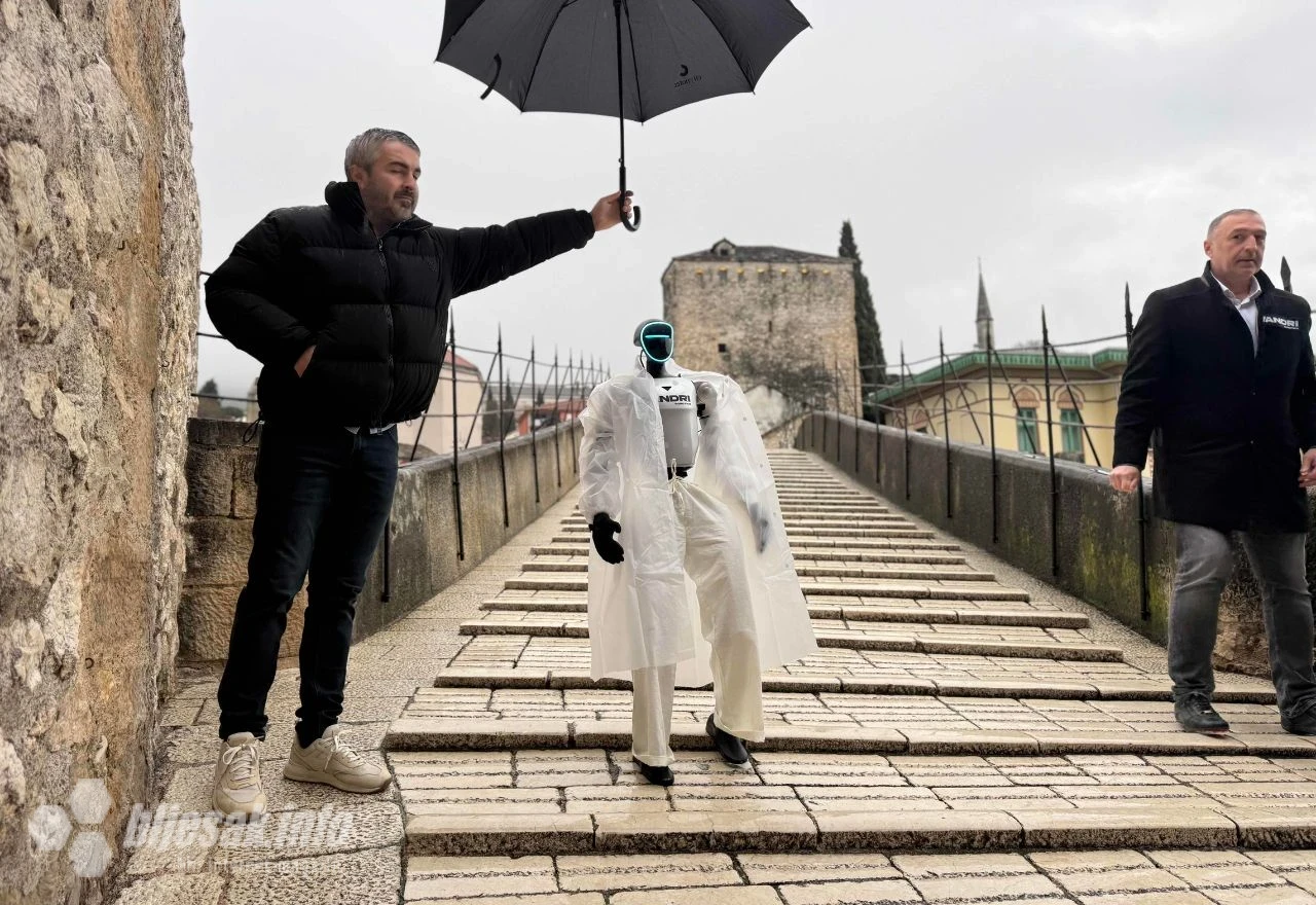 Robot prošetao Mostarom