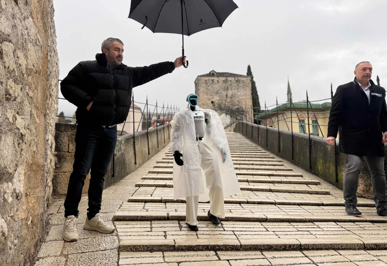 FOTO | Robot prošetao Mostarom: Pitali ga hoće li skočiti sa Starog mosta