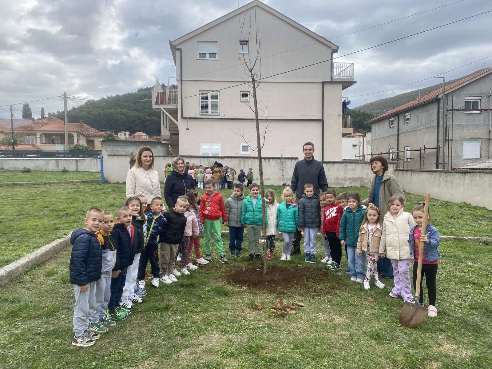 Kroz kampanju ''{ZAJEDNO} za bolje sutra – Eco Edition'' dm podržao realizaciju 10 projekata širom BiH