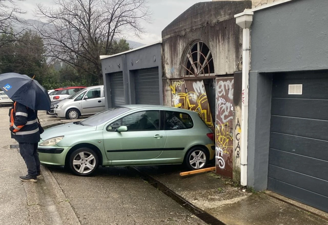 FOTO | Mostar: Peugeot "parkirao" u zatvorenu garažu