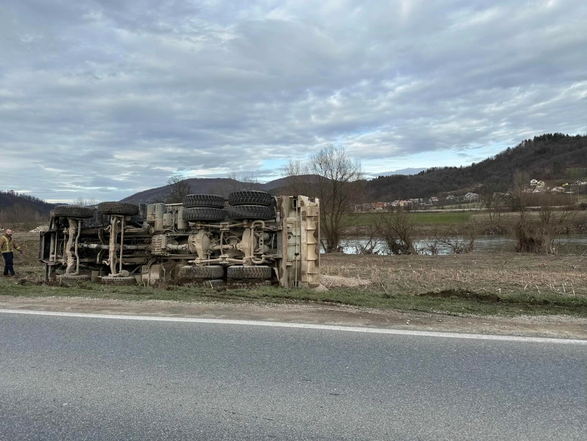 Jedna osoba ozlijeđena u prevrtanju kamiona
