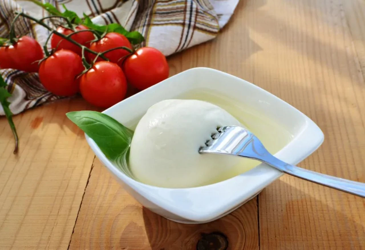Zašto nikad ne biste trebali bacati vodu iz mozzarelle? Evo kako iskoristiti ovu tekućinu