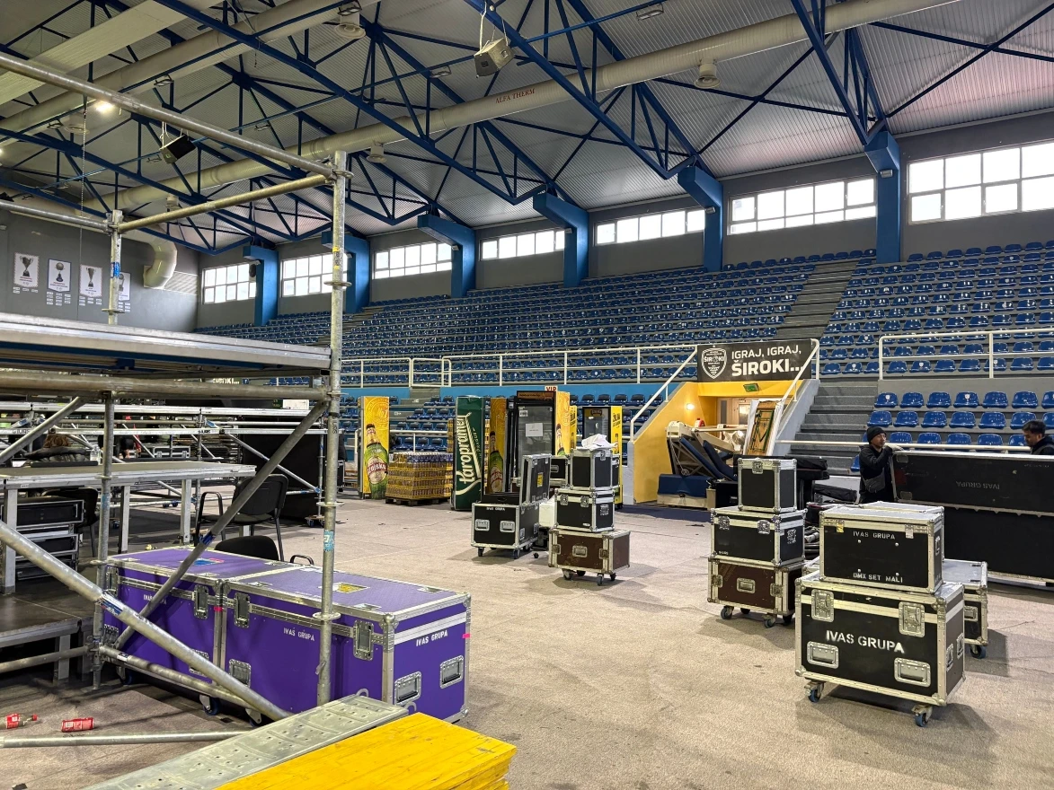 FOTO /VIDEO | Prošetali smo Pecarom: Pripreme za Thompsonov koncert u punom jeku
