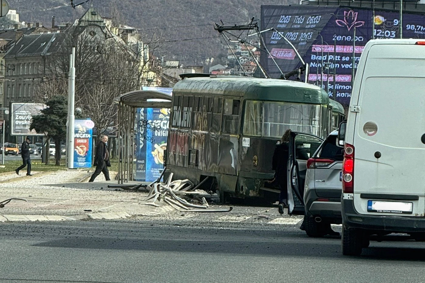 VIDEO | Drama u središtu Sarajeva: Tramvaj iskočio iz šina, dijelovi razbacani po cesti