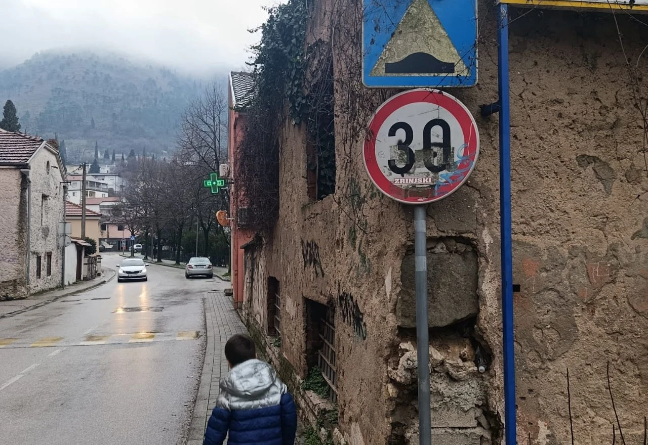 FOTO | Trošna kuća u Mostaru prijeti urušavanjem: Djeca svakodnevno prolaze uz nagnuti zid