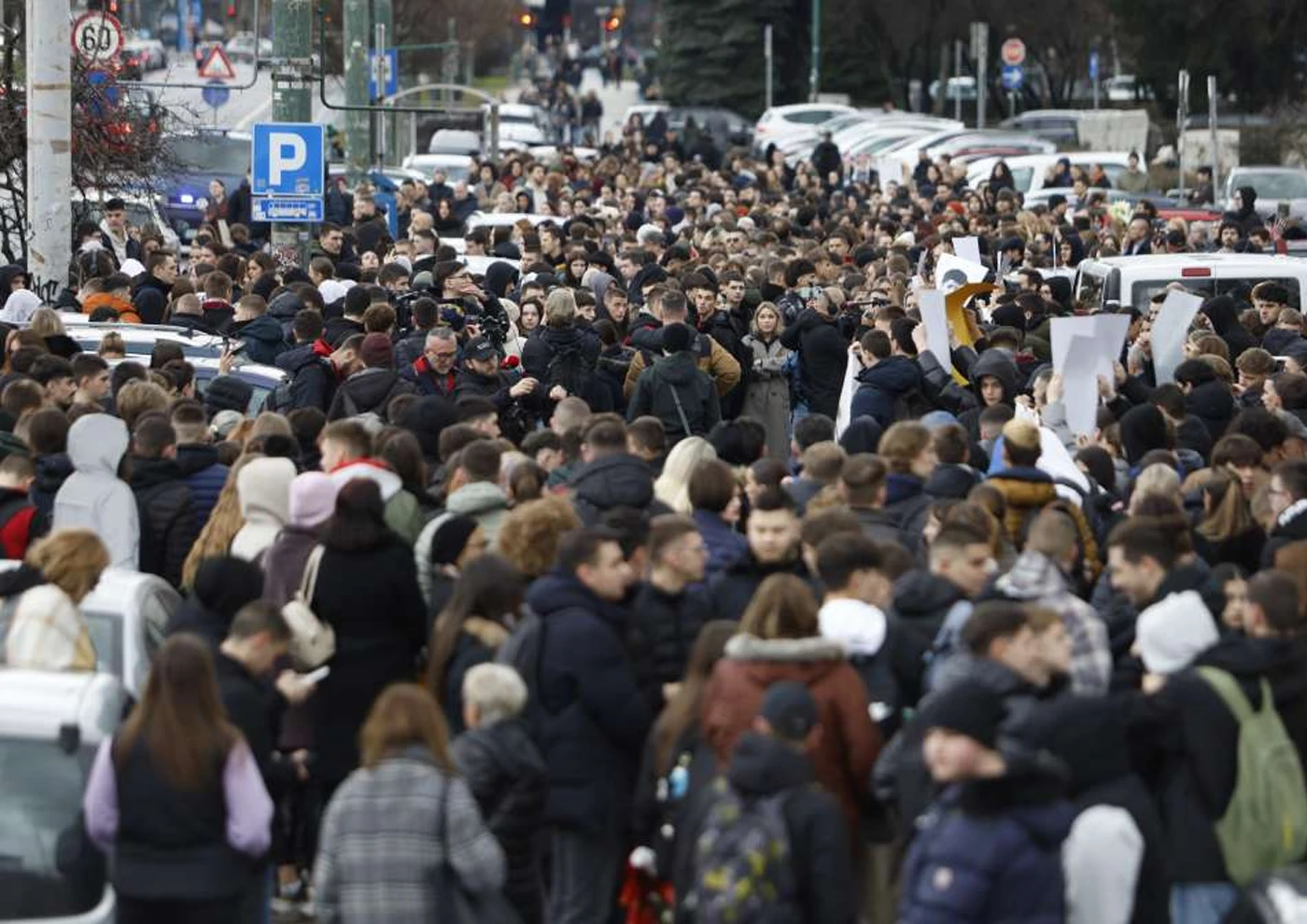 VIDEO | Građani se okupljaju na mjestu nesreće u Sarajevu, predvode ih studenti i učenici
